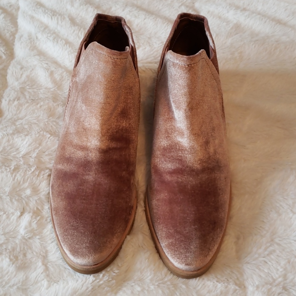 LAST CHANCE Dolce Vita Blush Velvet Booties - Picture 6 of 7